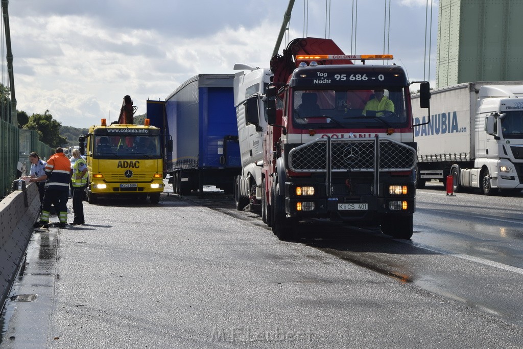 Schwerer LKW VU PKlemm A 4 Rich Olpe auf der Rodenkirchener Bruecke P438.JPG - Miklos Laubert